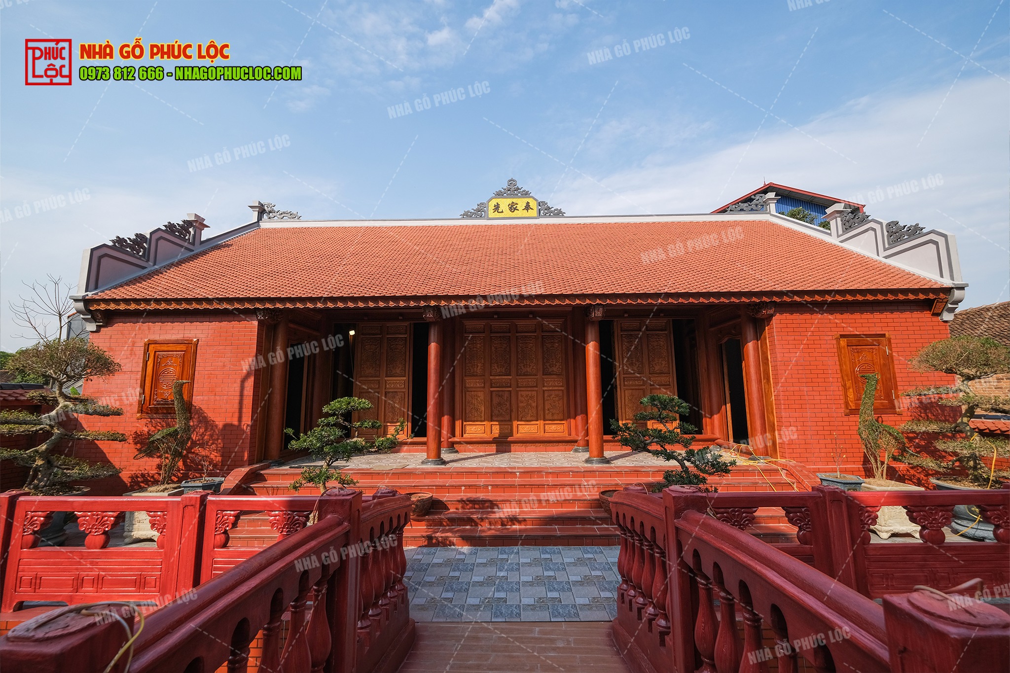 Nhà 3 gian 2 chái làm bằng gỗ gõ đỏ