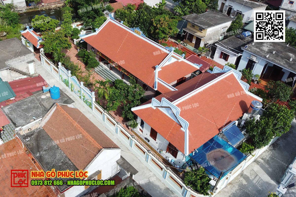 Sân vườn trong quần thể nhà gỗ 5 gian 4 mái