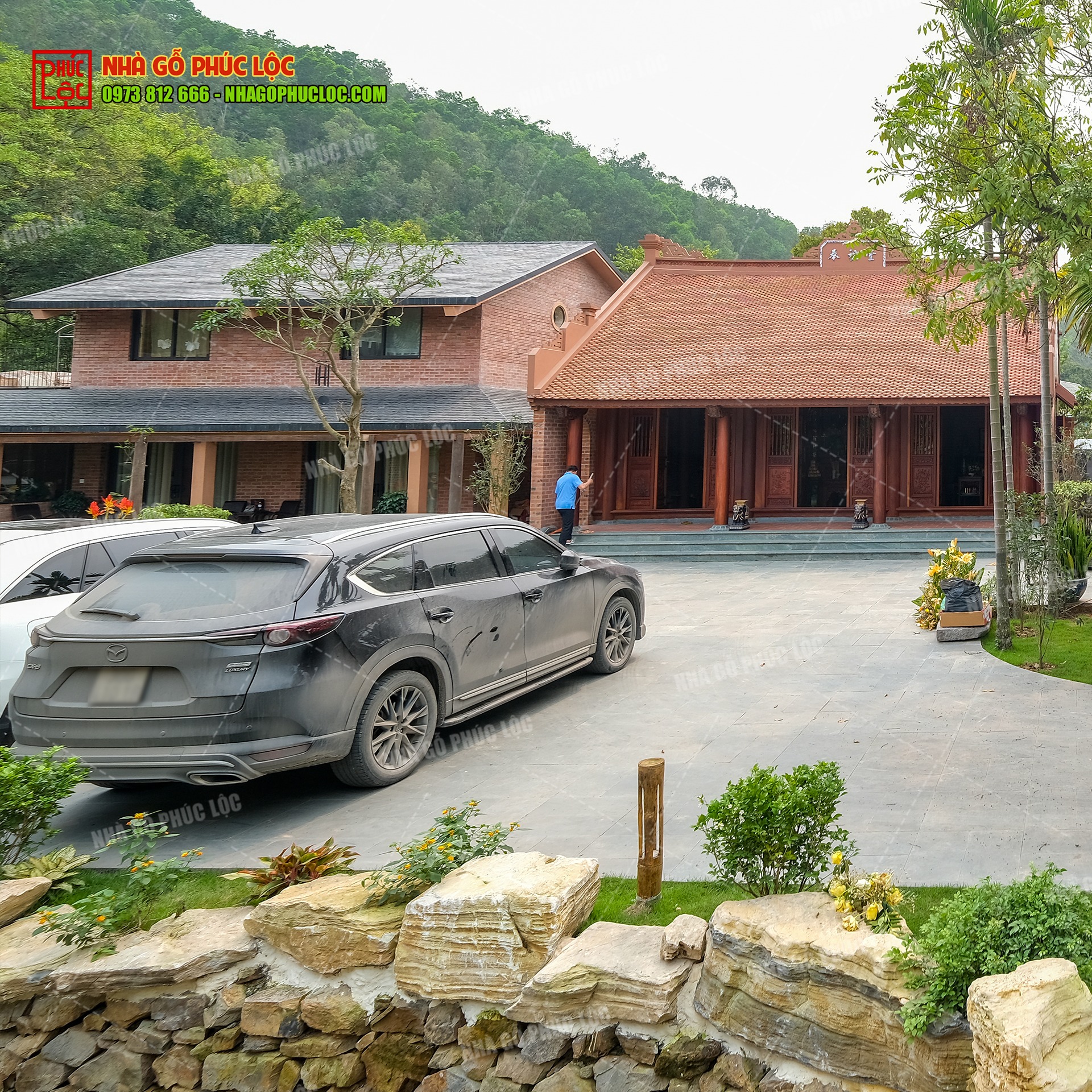Sân vườn trong nhà gỗ 3 gian 2 dĩ kết hợp nhà ngang