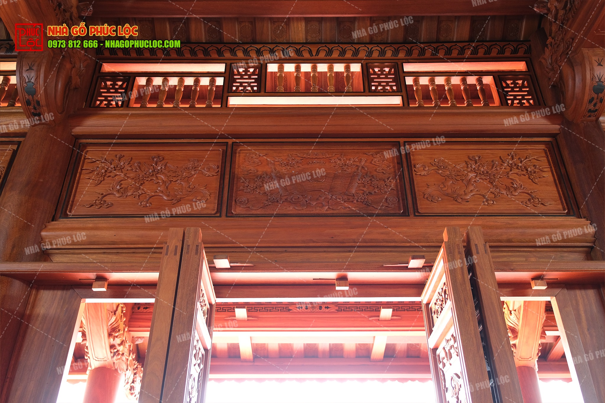 Chữ Thọ trên khung song ô thoáng