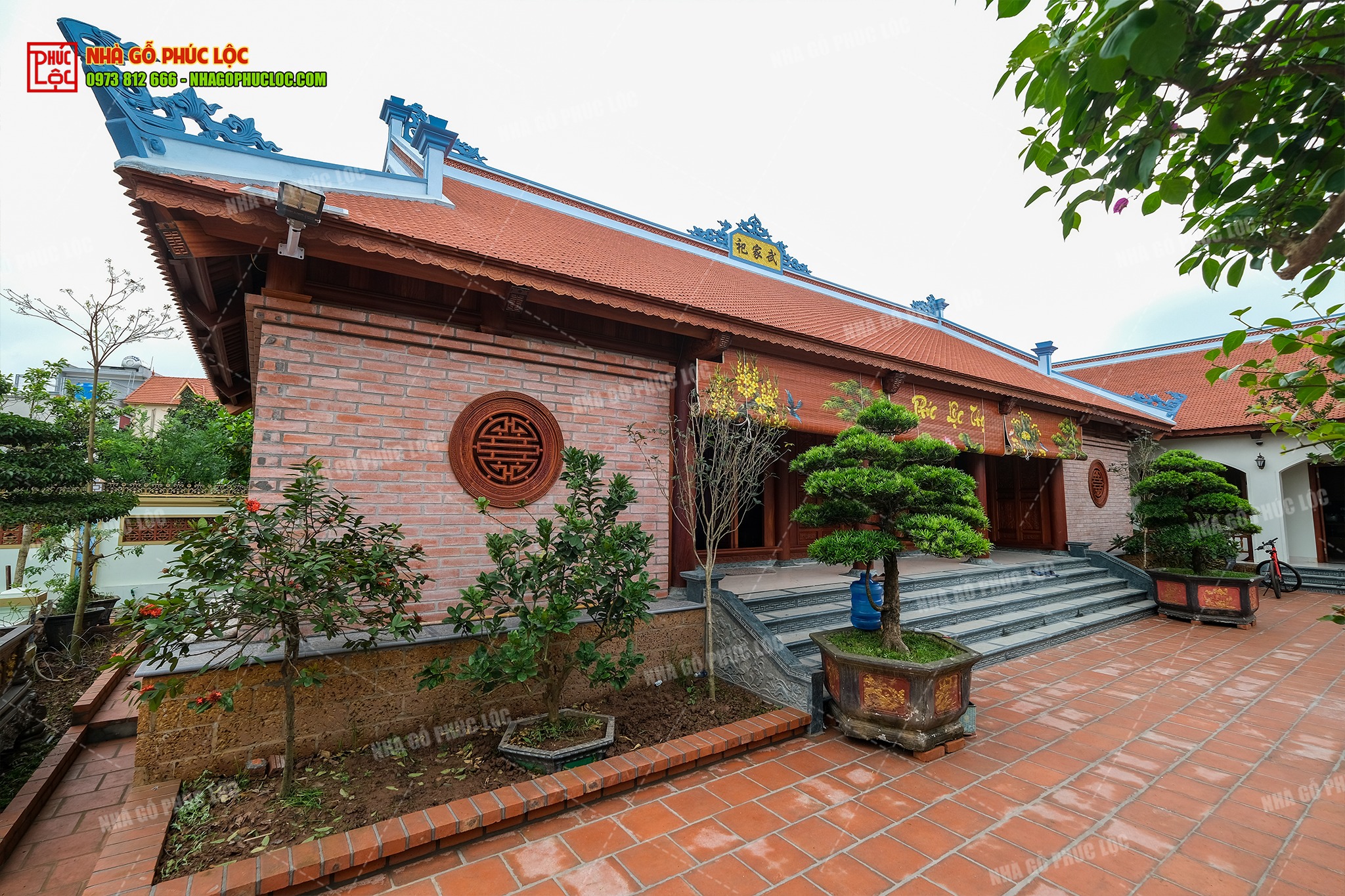 Nhà gỗ cổ truyền với họa tiết chữ Thọ truyền thống