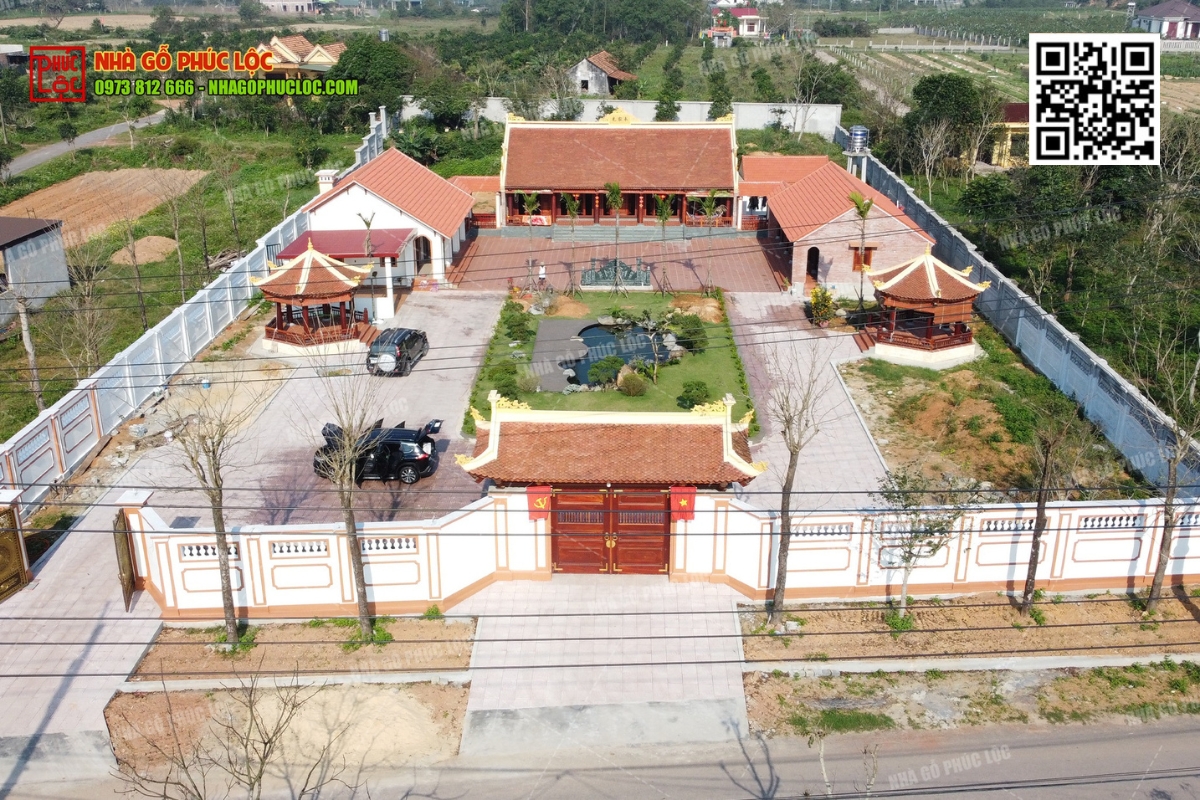 Nhà gỗ có sân vườn, ao hồ